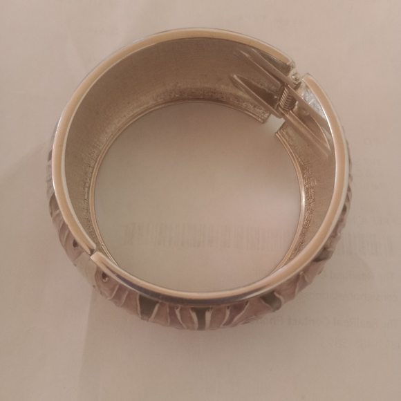 vintage zebra pattern enamel hinge bracelet! - Picture 2 of 3